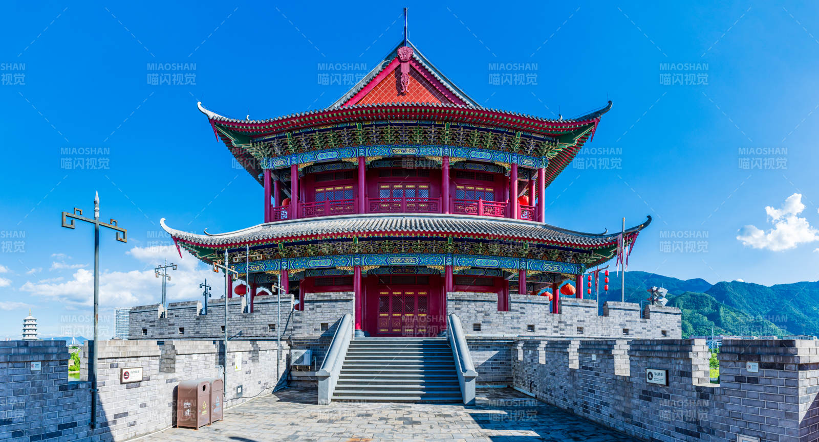 福州闽越水镇古塔楼阁映蓝天图片