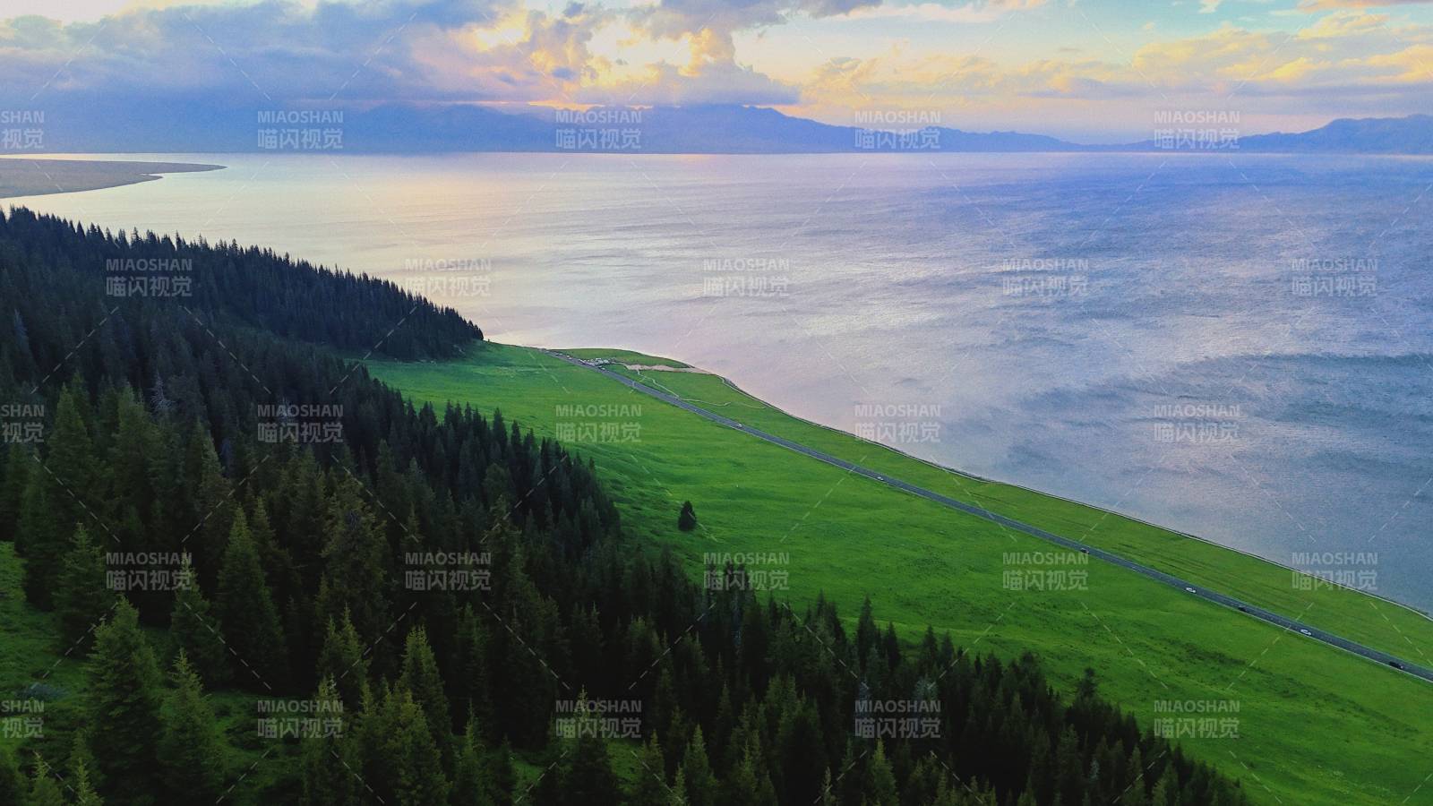 松树头俯瞰赛里木湖图片