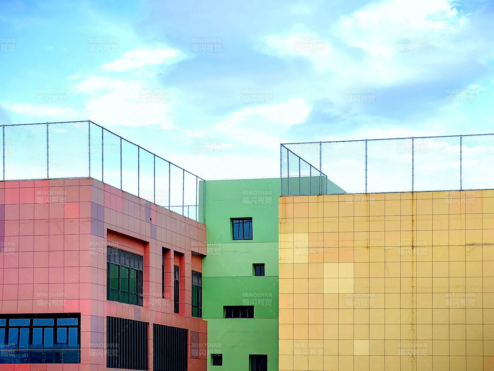 彩色建筑与蓝天白云图片