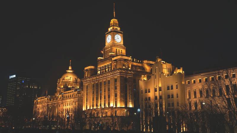 上海外滩夜景中的钟楼建筑群图片