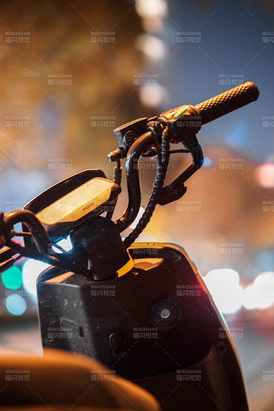 夜景中的电动车把手特写图片