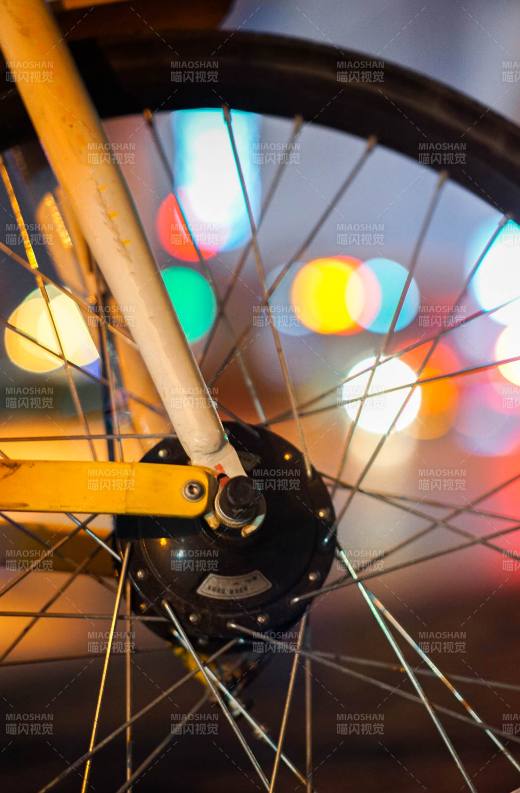 夜色中的自行车轮毂图片