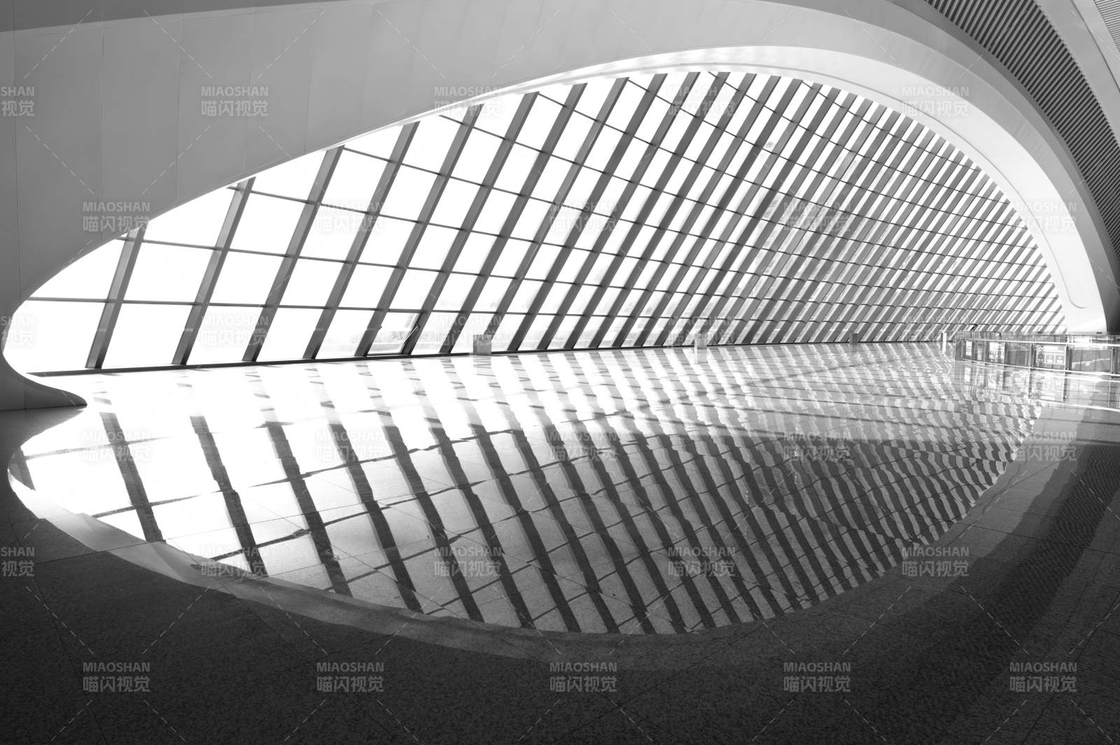 光影交错的现代建筑内部--重庆西站候车厅图片