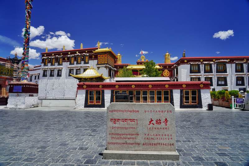 大昭寺前的石碑与建筑图片