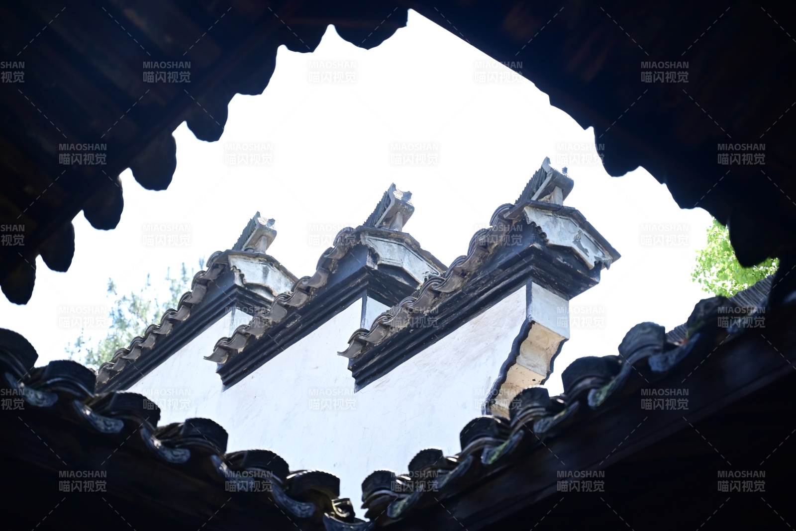 江南古建筑屋顶的精致图片