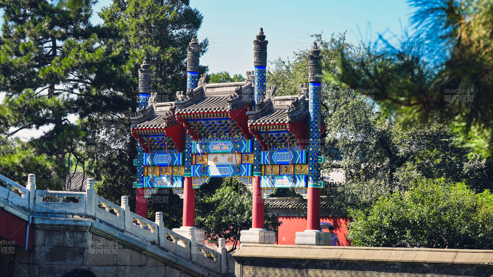 颐和园古建筑与绿树相映成趣图片