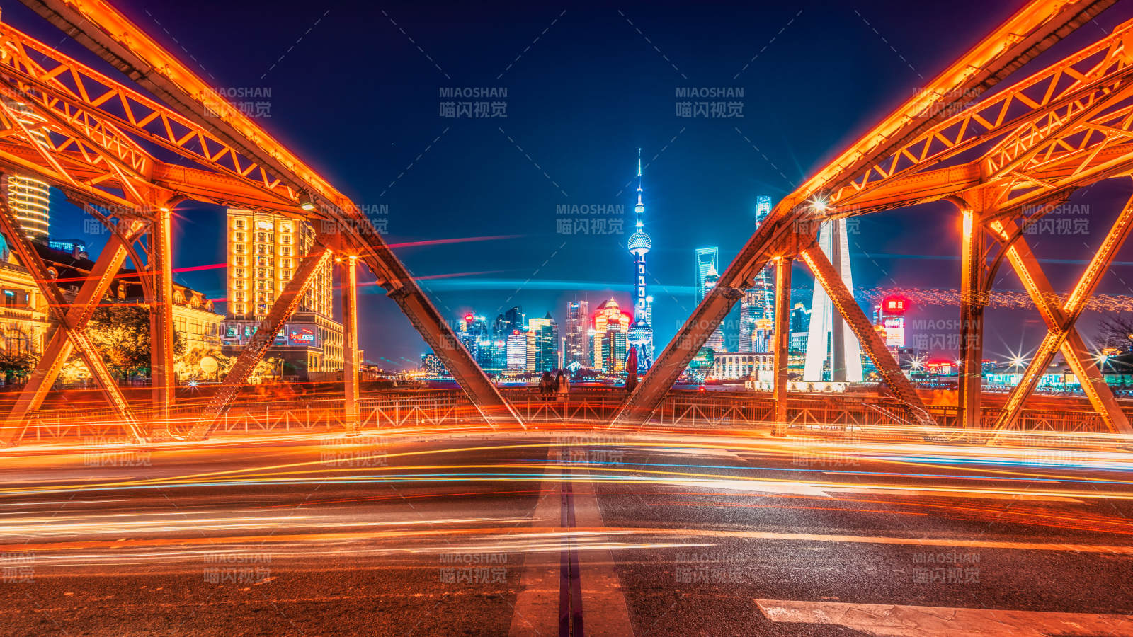 上海外白渡桥与陆家嘴夜景图片