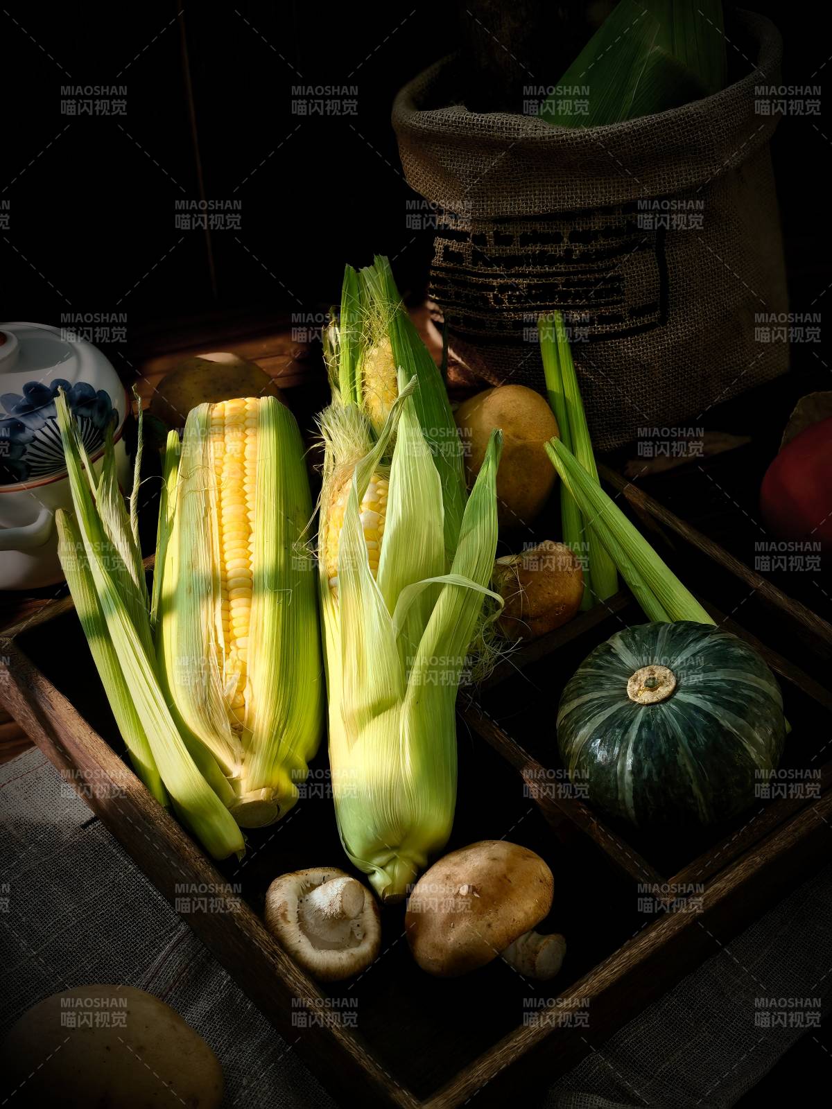 秋日丰收的蔬菜与玉米图片