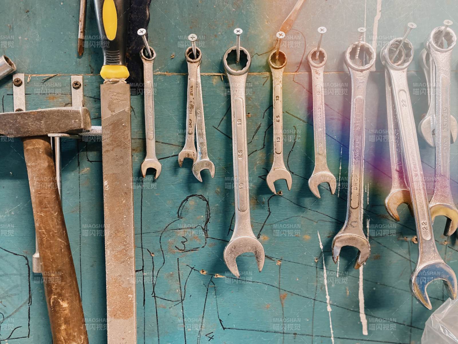 工具墙上的扳手和锤子图片