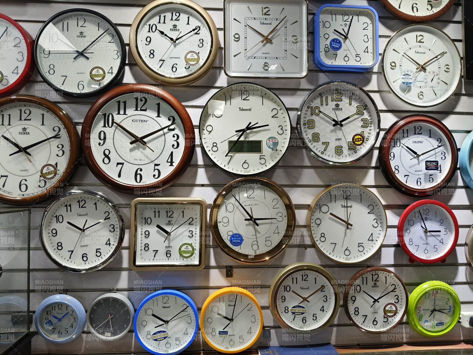 墙上挂着各式各样的钟表图片