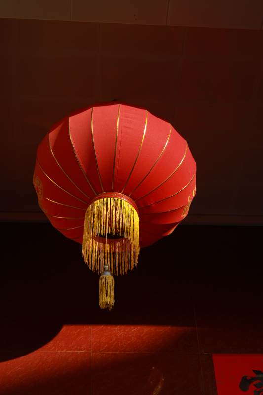 红色灯笼映照喜庆氛围图片