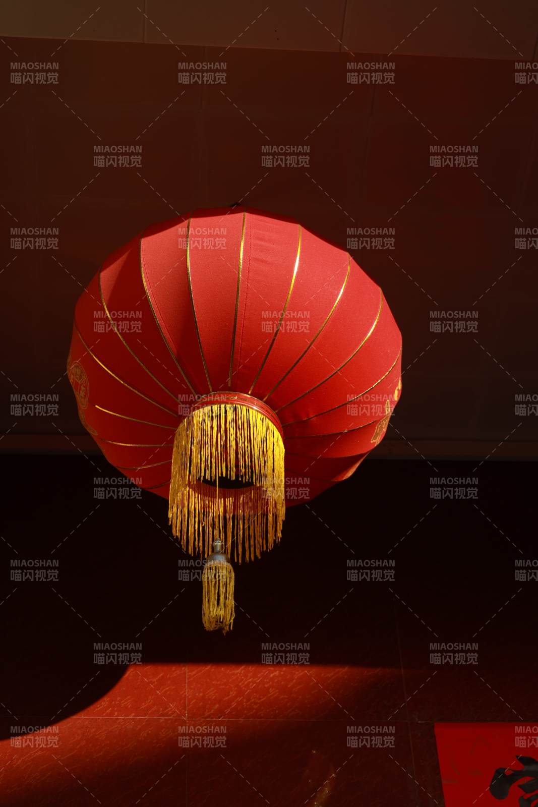 红色灯笼映照喜庆氛围图片