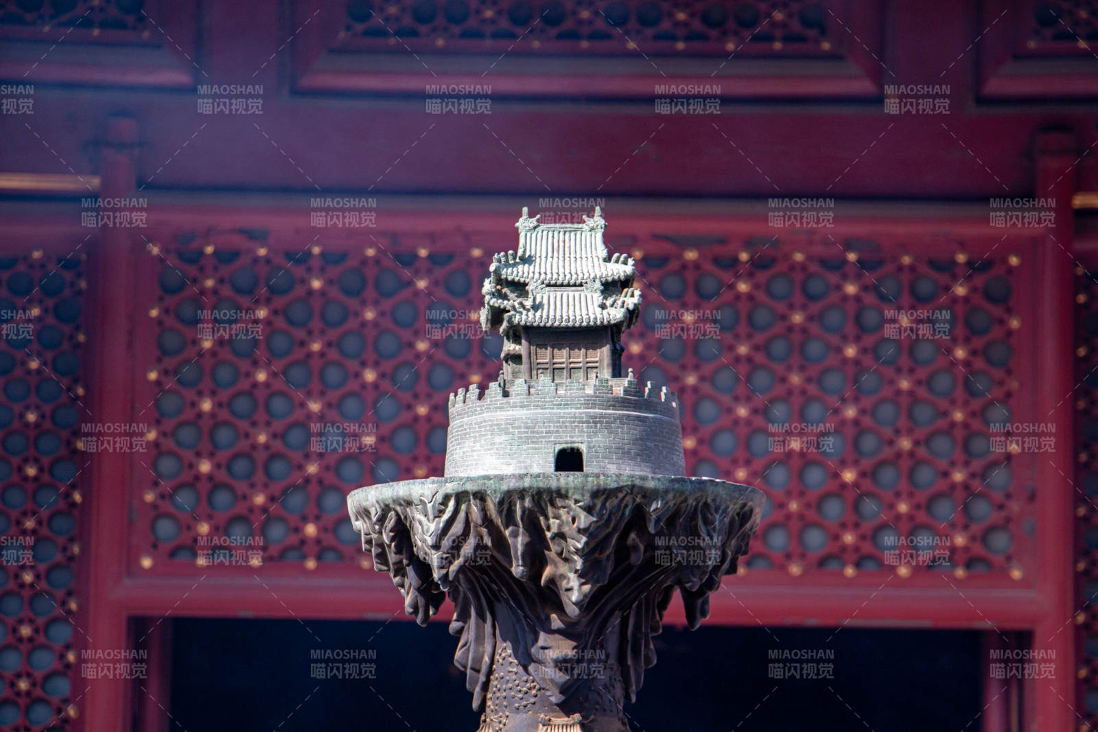 古建筑前的香炉特写图片