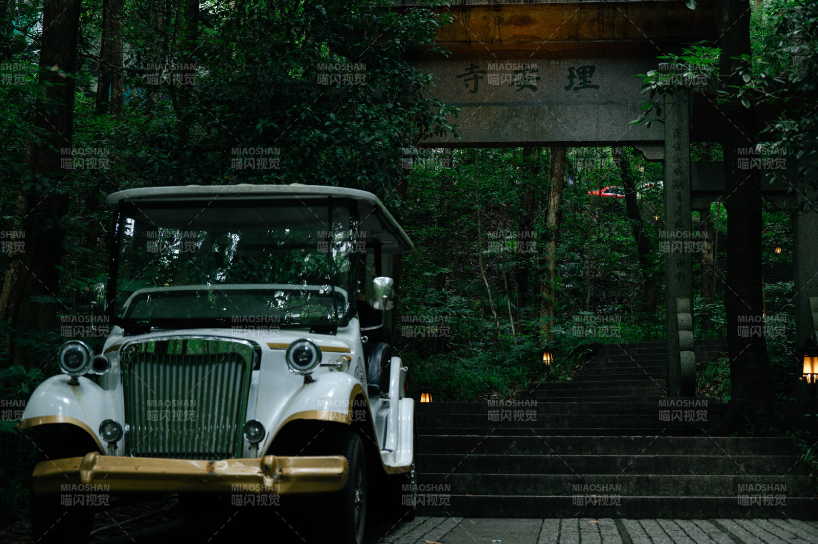 古寺门前老式车影--杭州理安寺图片