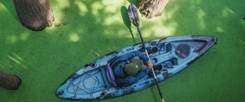 蓝色皮划艇——青山湖水上森林图片