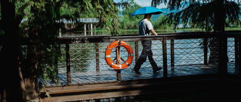 雨中漫步 桥上行人图片