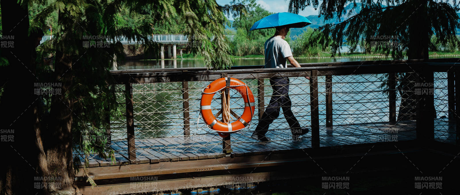 雨中漫步 桥上行人图片