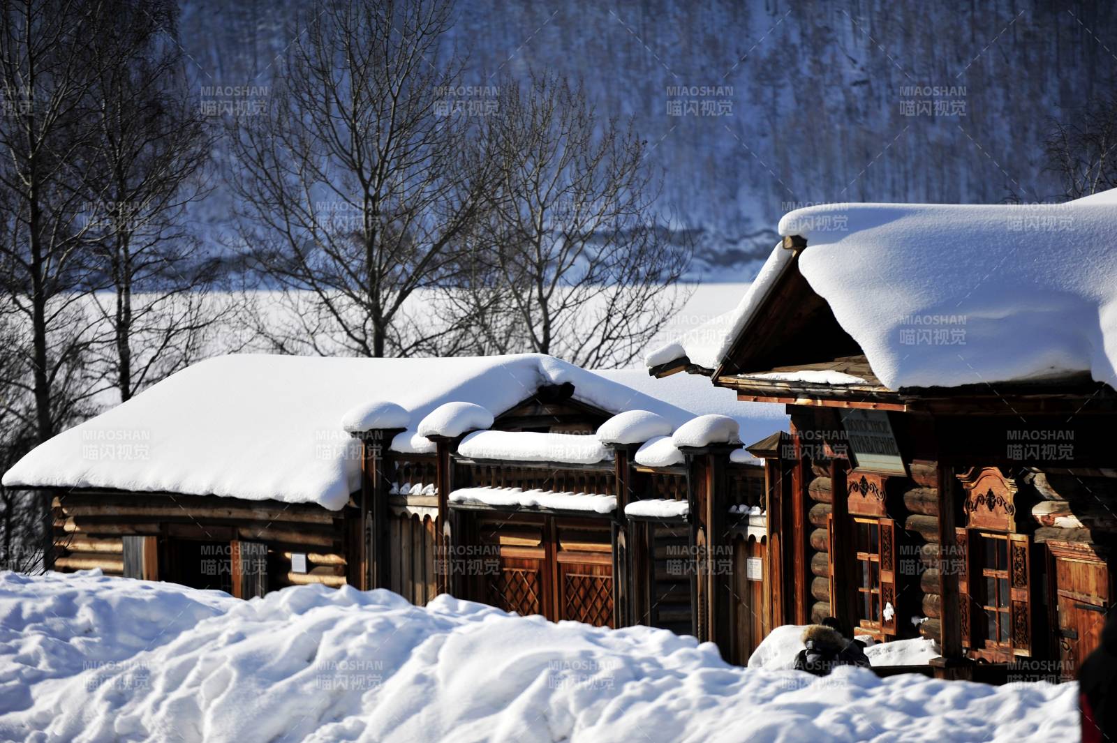 俄罗斯贝加尔湖雪覆木屋冬日景图片
