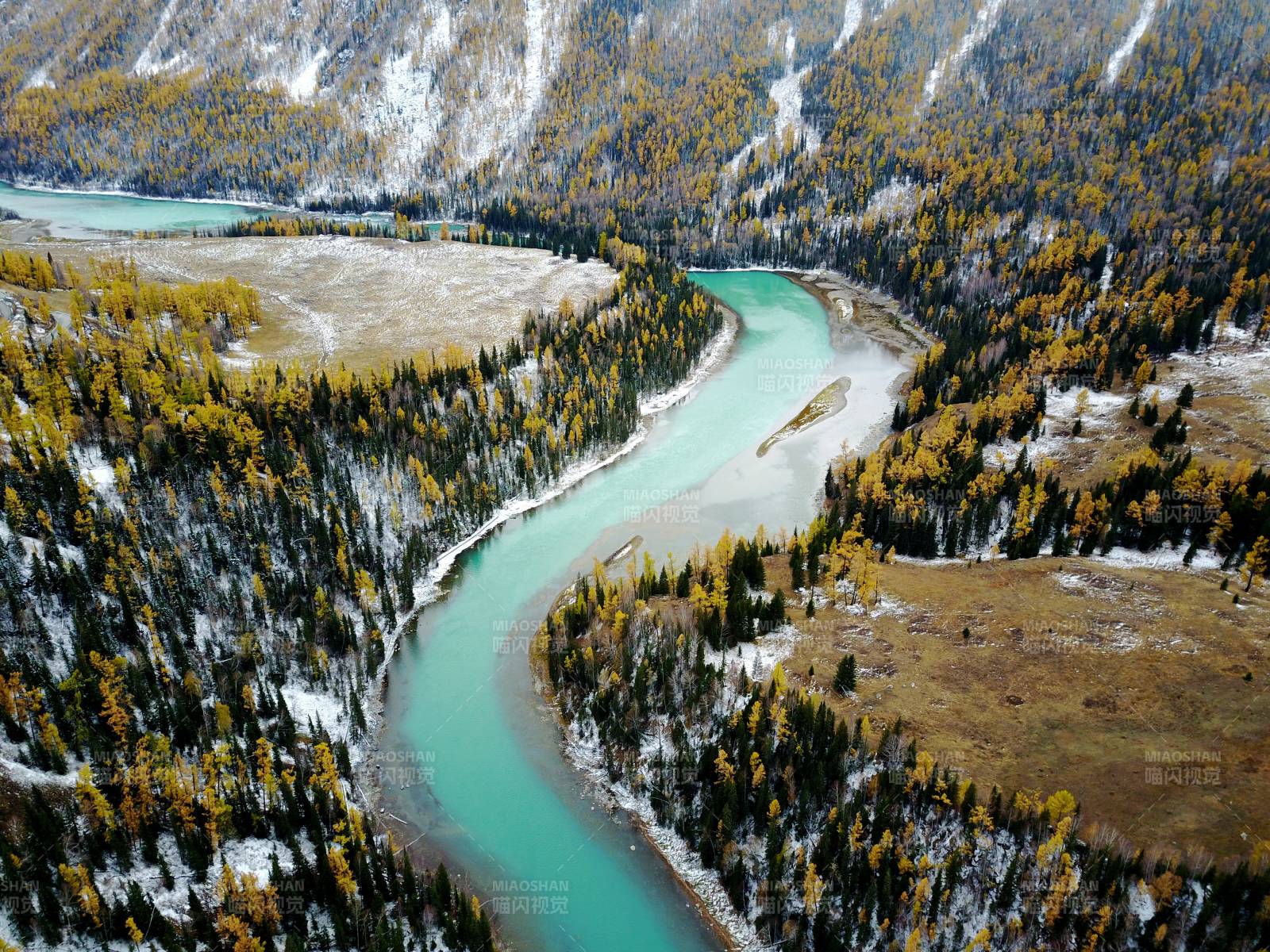新疆喀纳斯秋日山谷河流美景图片