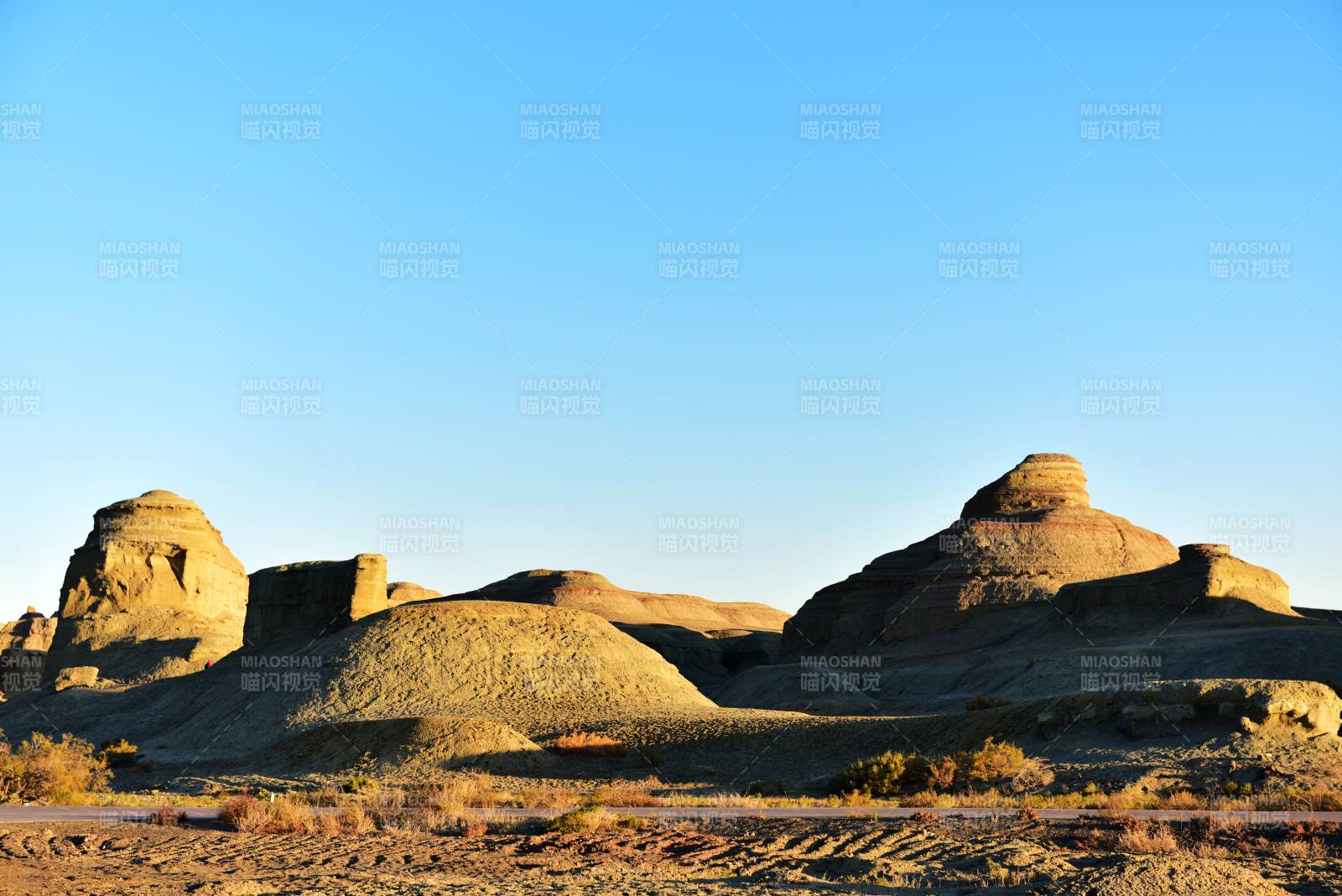 新疆 魔鬼城 沙漠奇岩 蓝天映衬图片