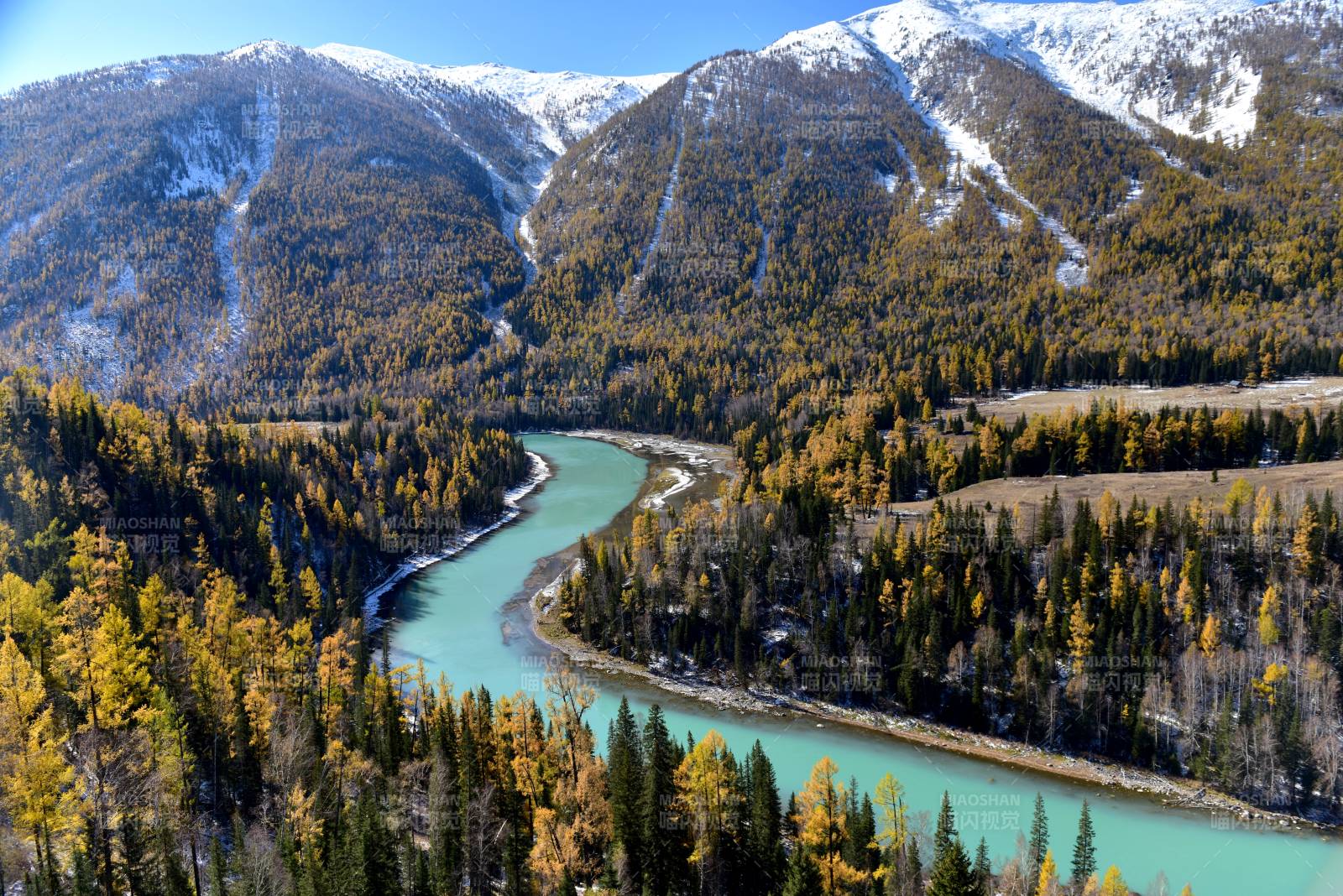 新疆喀纳斯秋日山谷河流风光图片