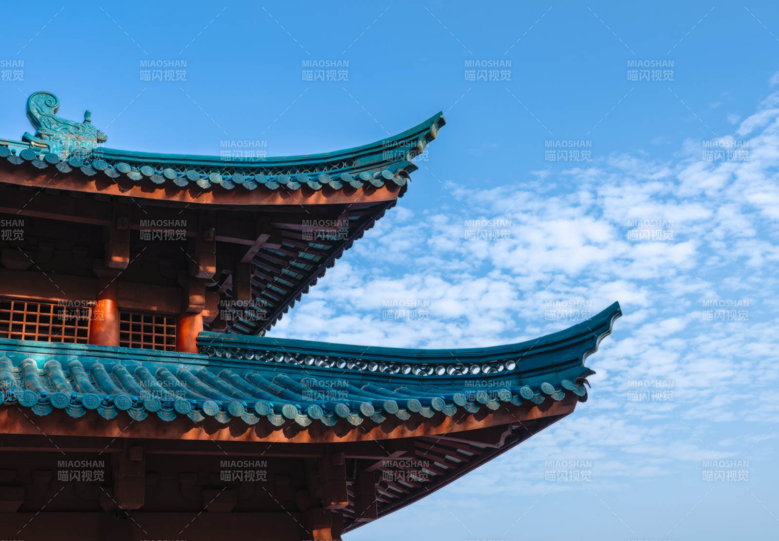 西湖边古建筑飞檐翘角蓝天白云图片