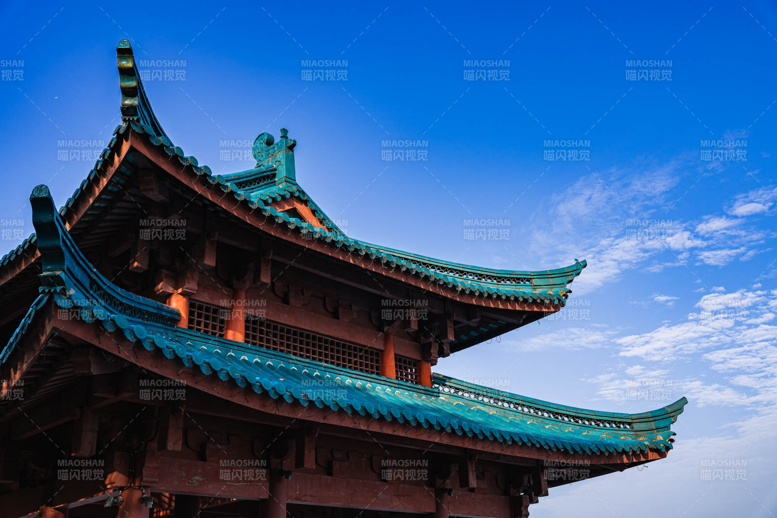 西湖边古建筑飞檐翘角蓝天映衬图片