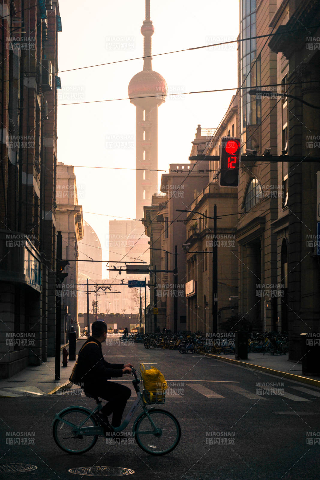 上海城市街景与东方明珠塔图片