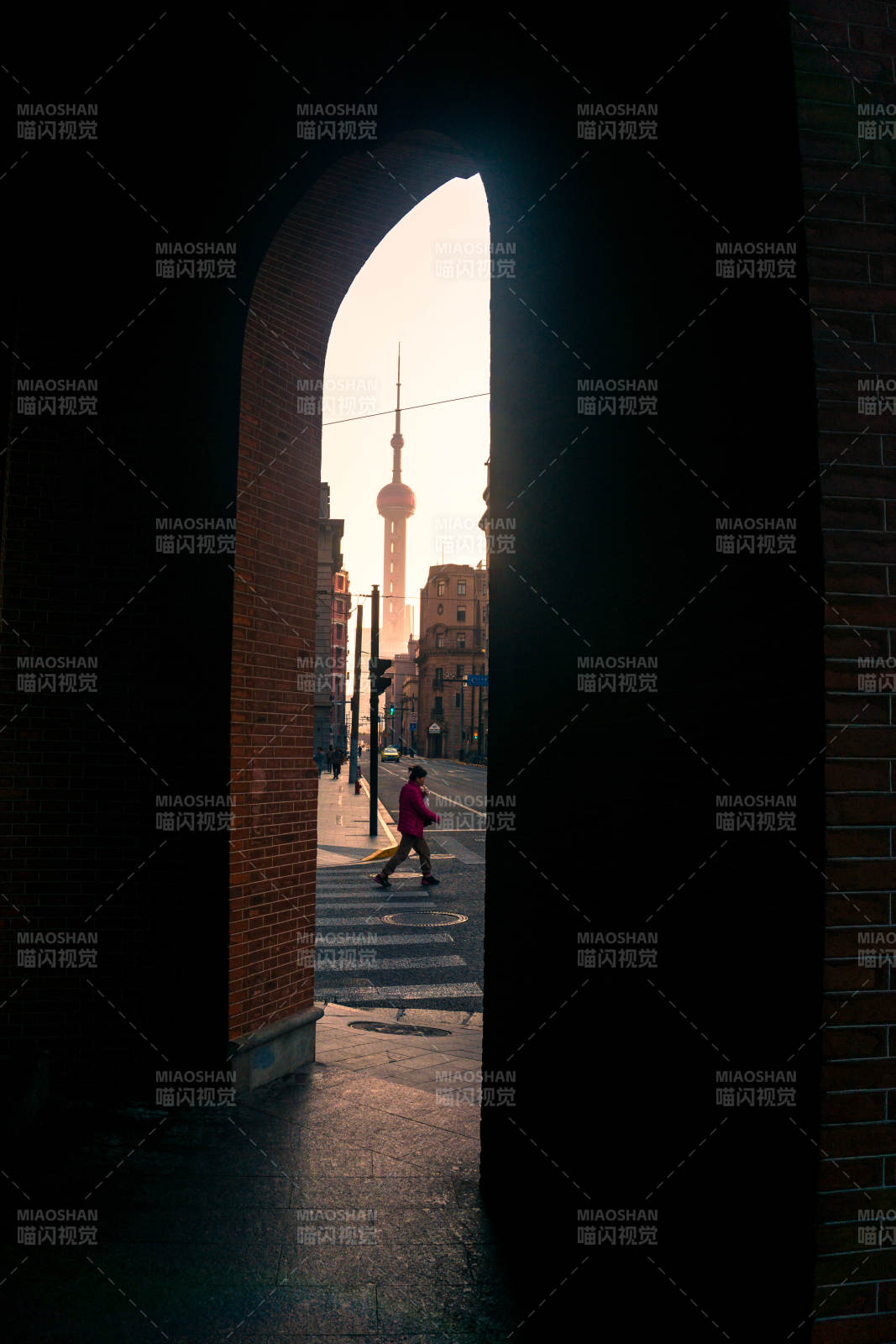 拱门下的上海城市剪影图片