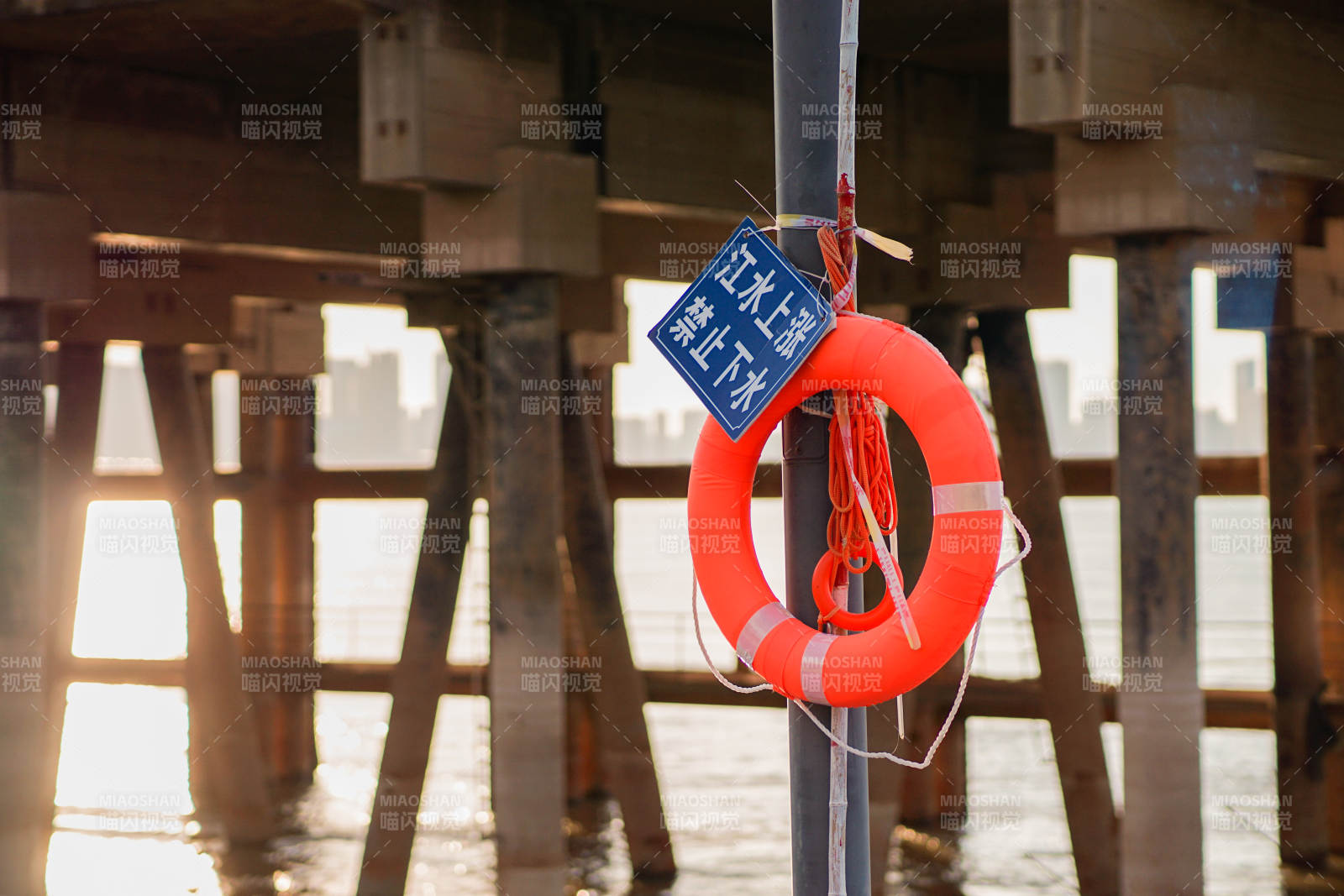 桥下救生圈警示牌图片
