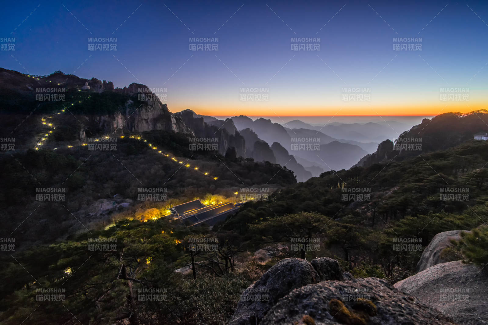 黄山丹霞峰黄昏夜景 灯火蜿蜒图片