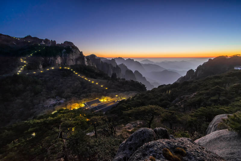 黄山丹霞峰黄昏夜景 灯火蜿蜒图片