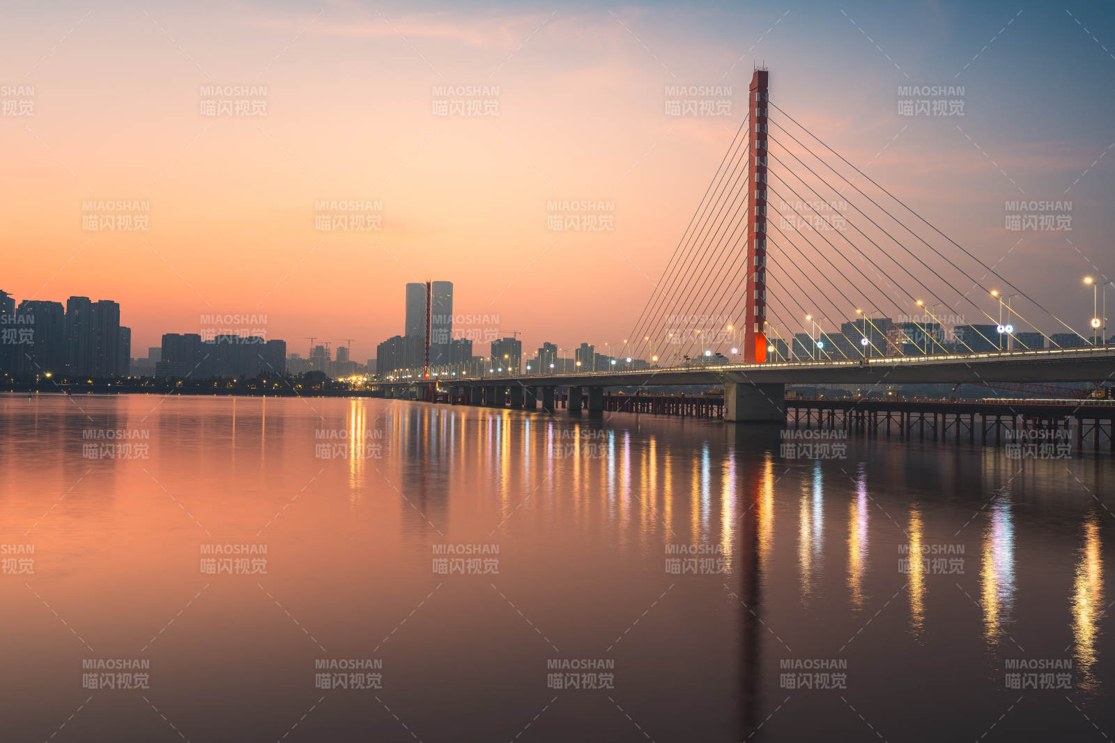 钱塘江CBD城市日出桥梁风光图片