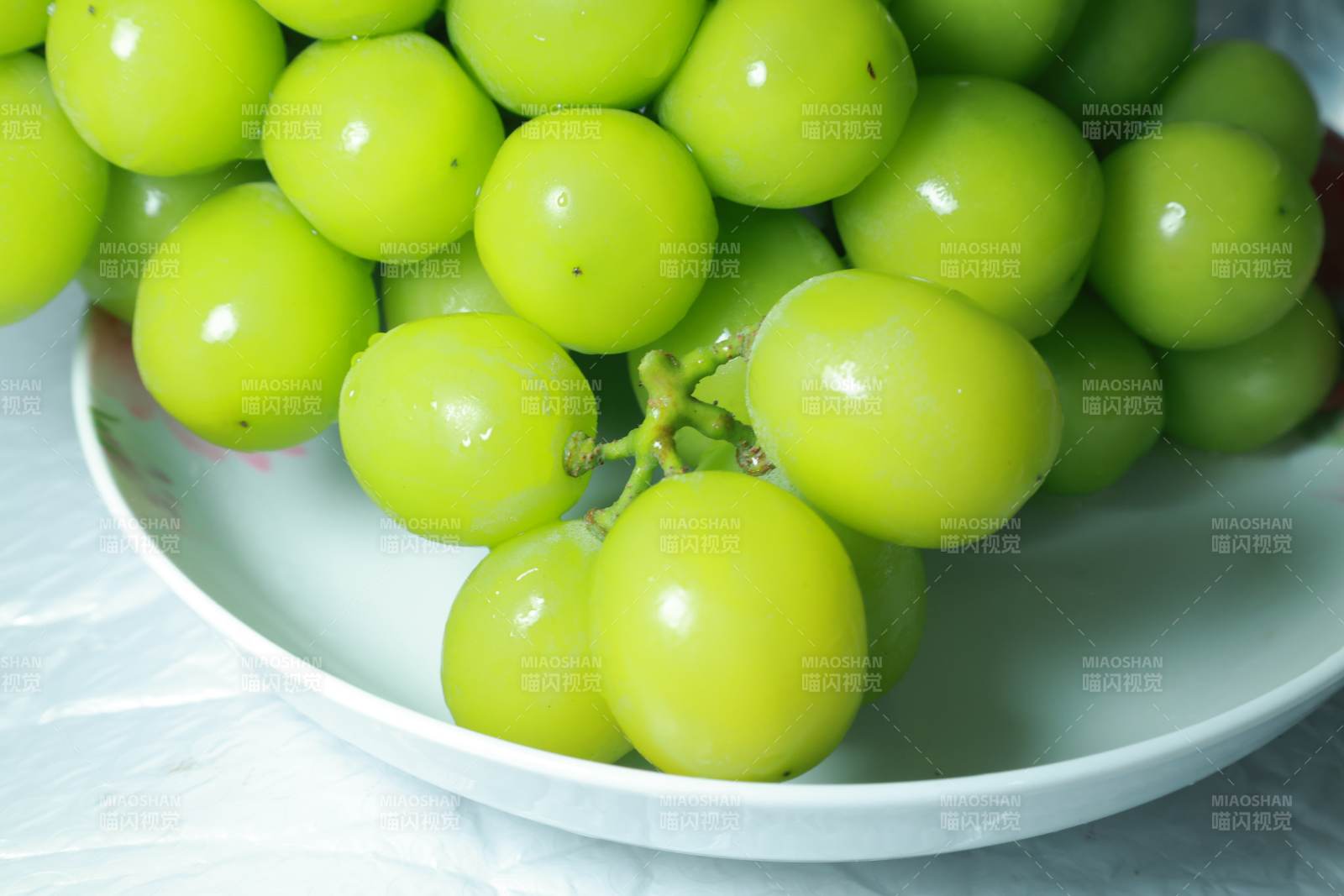 新鲜绿色葡萄特写图片