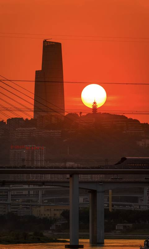 山城重庆夕阳映照城市剪影图片