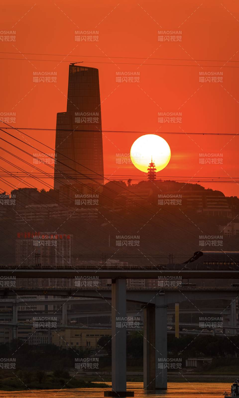 山城重庆夕阳映照城市剪影图片