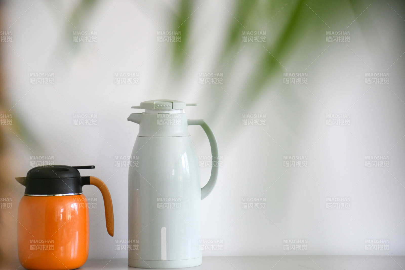 橙色与浅蓝保温壶对比图片