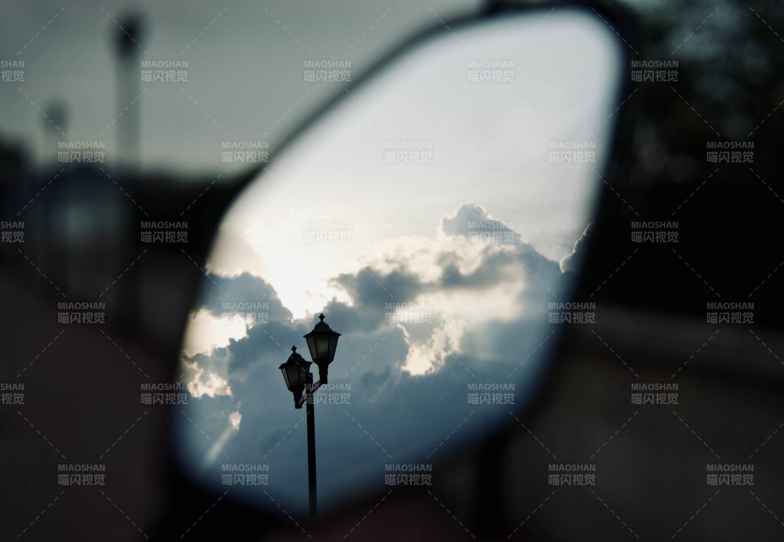 后视镜中的云与灯影图片