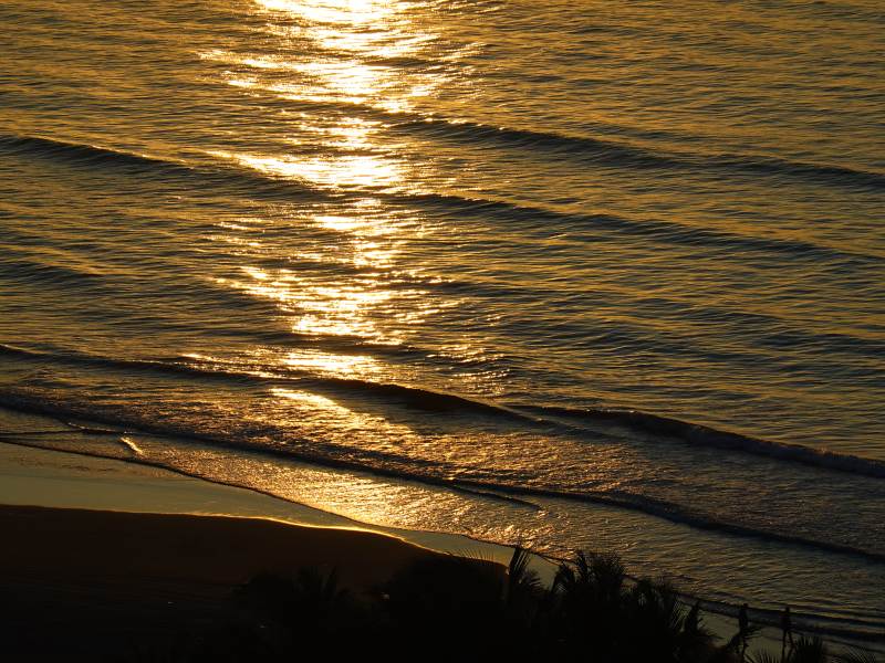 金色夕阳下的海浪图片