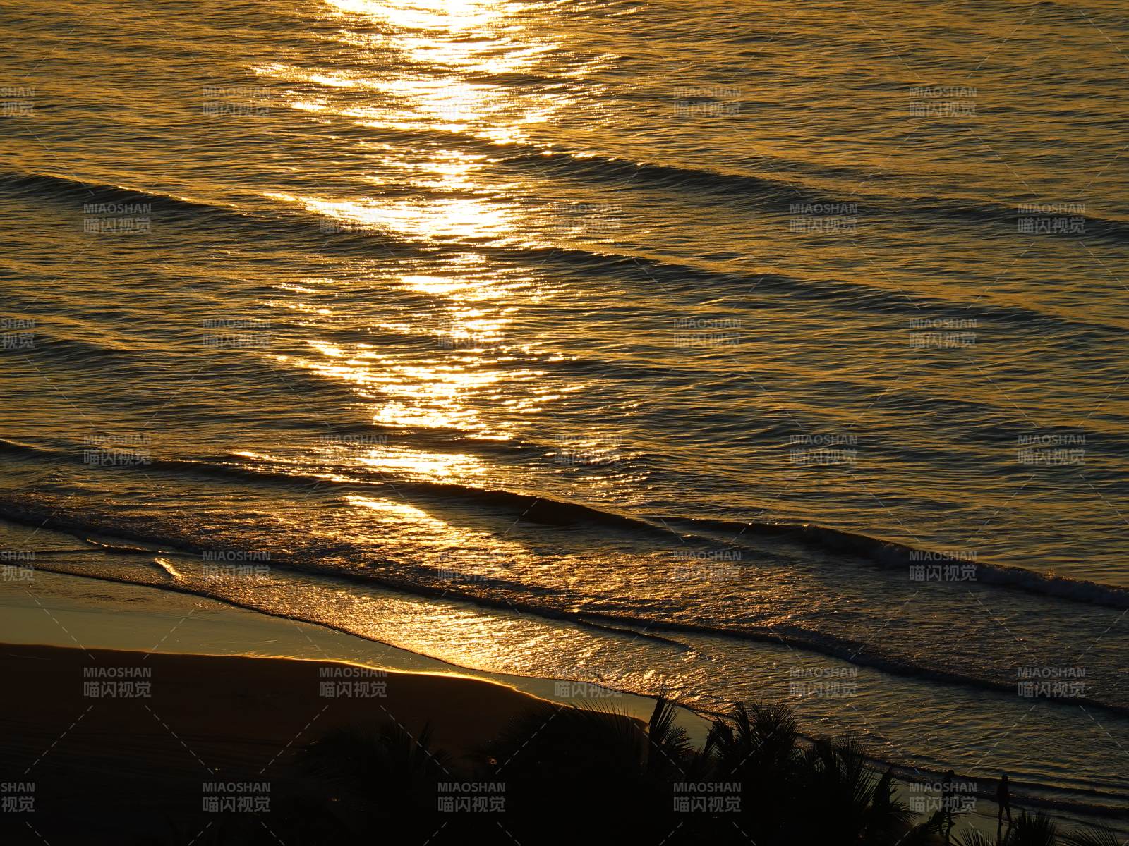 金色夕阳下的海浪图片