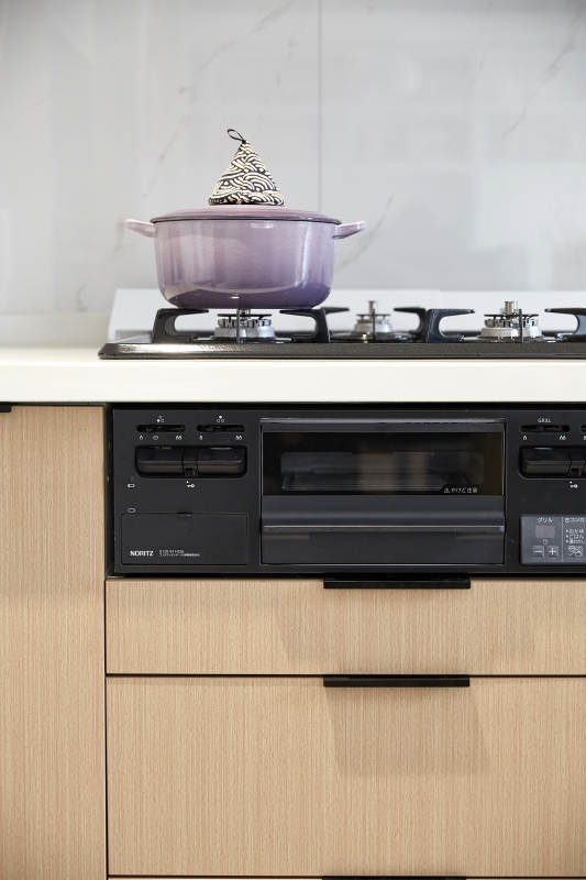 现代厨房烹饪场景图片