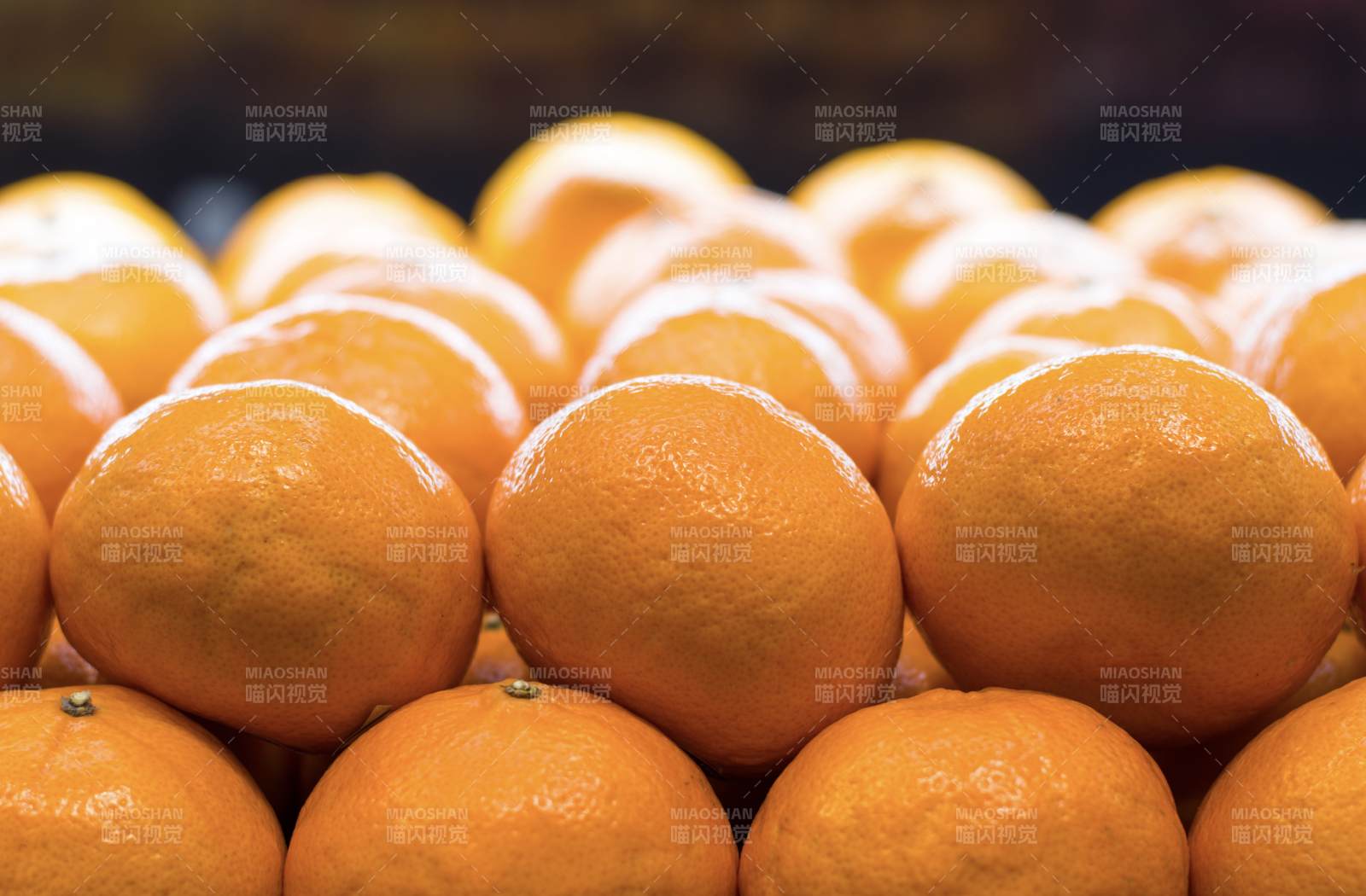 新鲜橙子堆叠展示图片