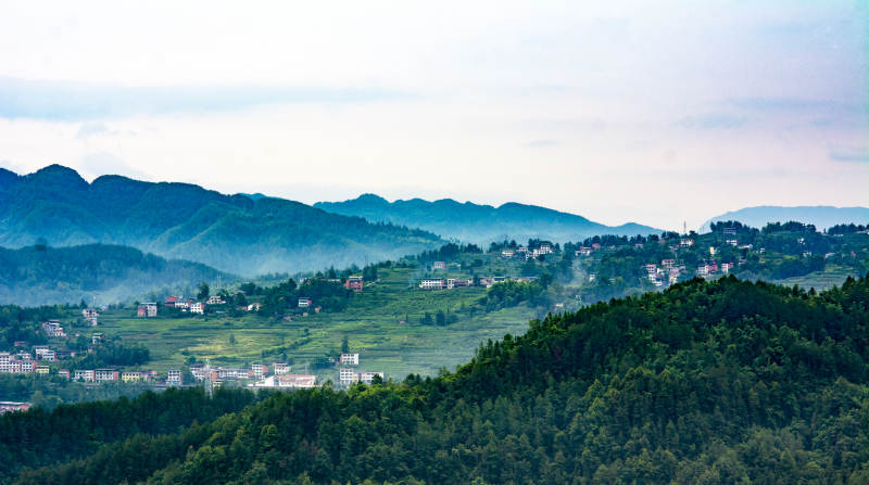 乡村青山叠翠 云雾缭绕图片