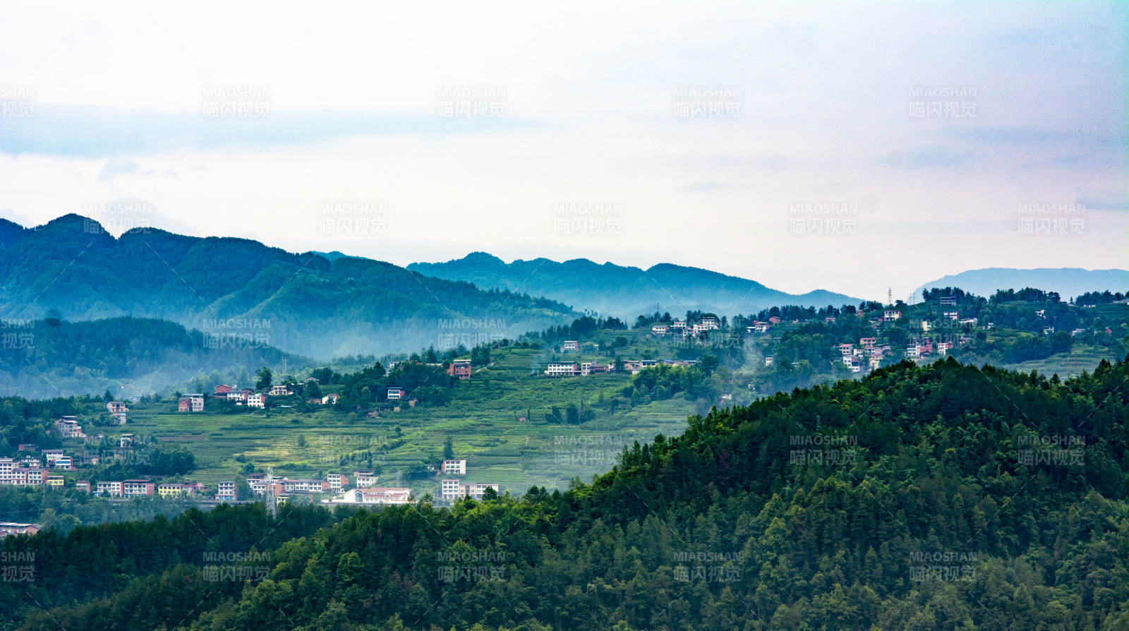 乡村青山叠翠 云雾缭绕图片