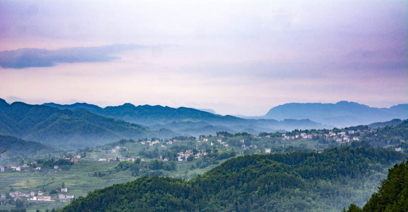 乡村山间云雾缭绕 村庄静谧图片