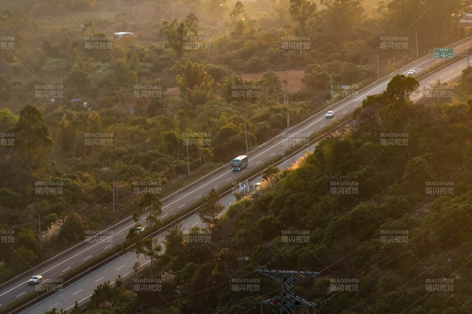 夕阳下的高速公路图片