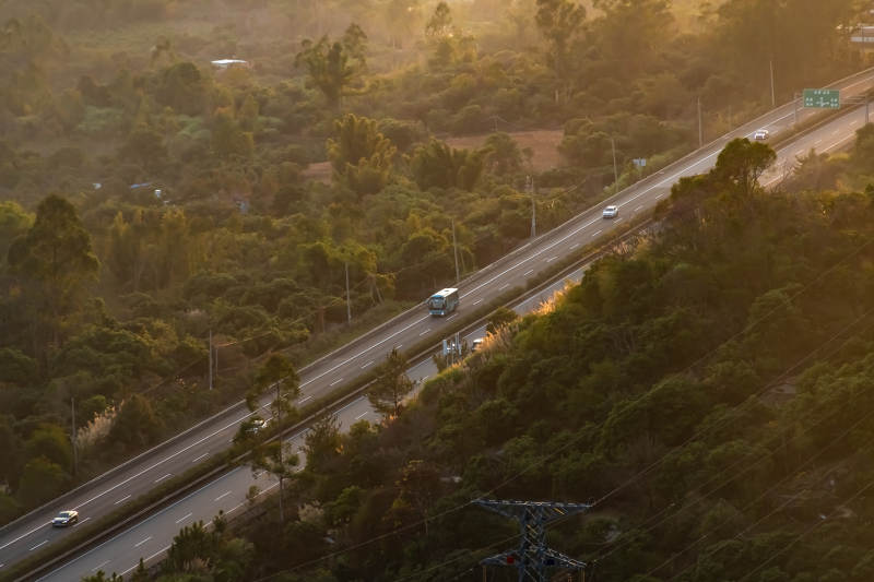 夕阳下的高速公路图片
