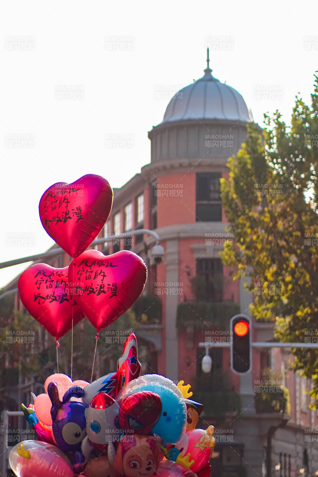 心形气球与复古建筑图片