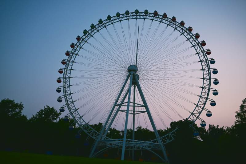 龙潭中湖黄昏下的摩天轮剪影图片
