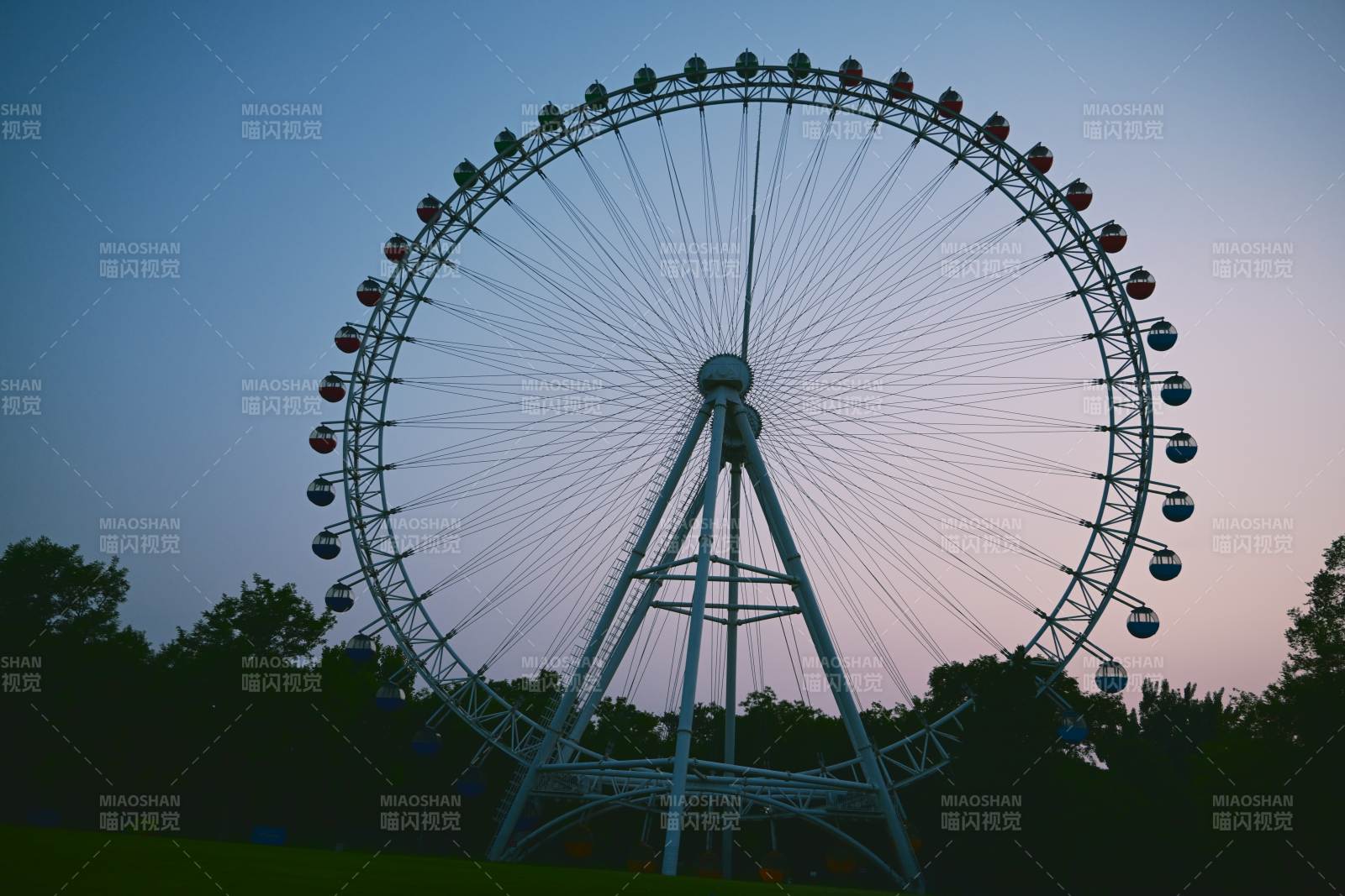 龙潭中湖黄昏下的摩天轮剪影图片